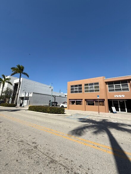 More Photos Of 1909 Harrison St, Hollywood Storefront Retail Office For Sale