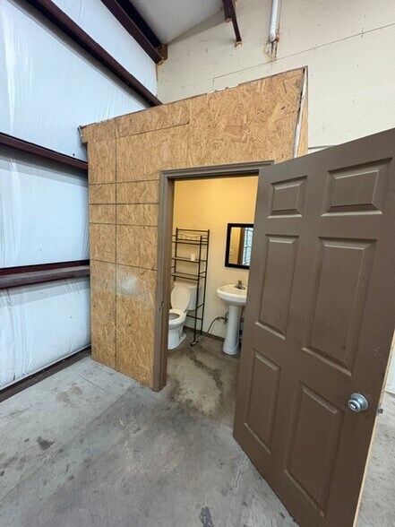 More Photos Of 4910 Roadrunner Rd, Fort Worth Showroom For Lease