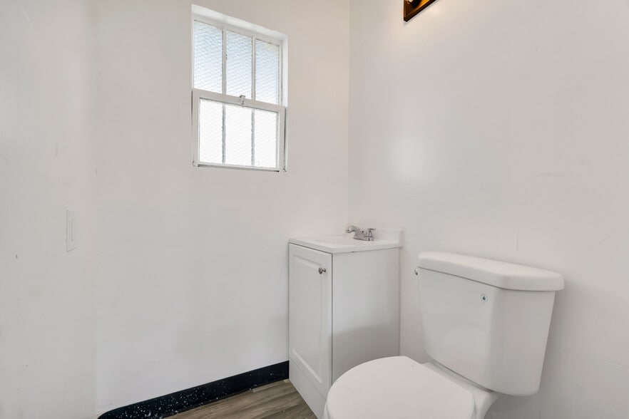 More Photos Of 901 N Maclay Ave, San Fernando Freestanding For Lease