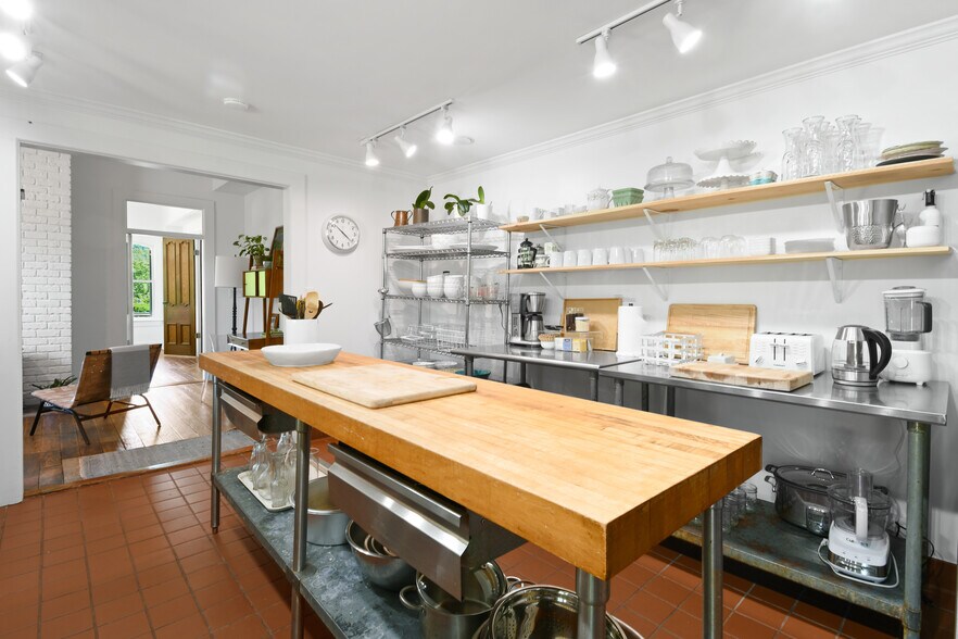 More Photos Of 204 Lawson St, Hot Springs Hotel For Sale