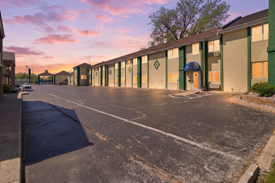 More Photos Of 1723 E Perry St, Port Clinton Hotel For Sale