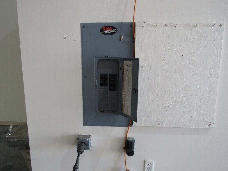 More Photos Of 658 Atlantis Dr, Melbourne Warehouse For Sale