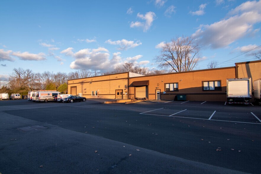 More Photos Of 159 Paris Ave, Northvale Warehouse For Lease
