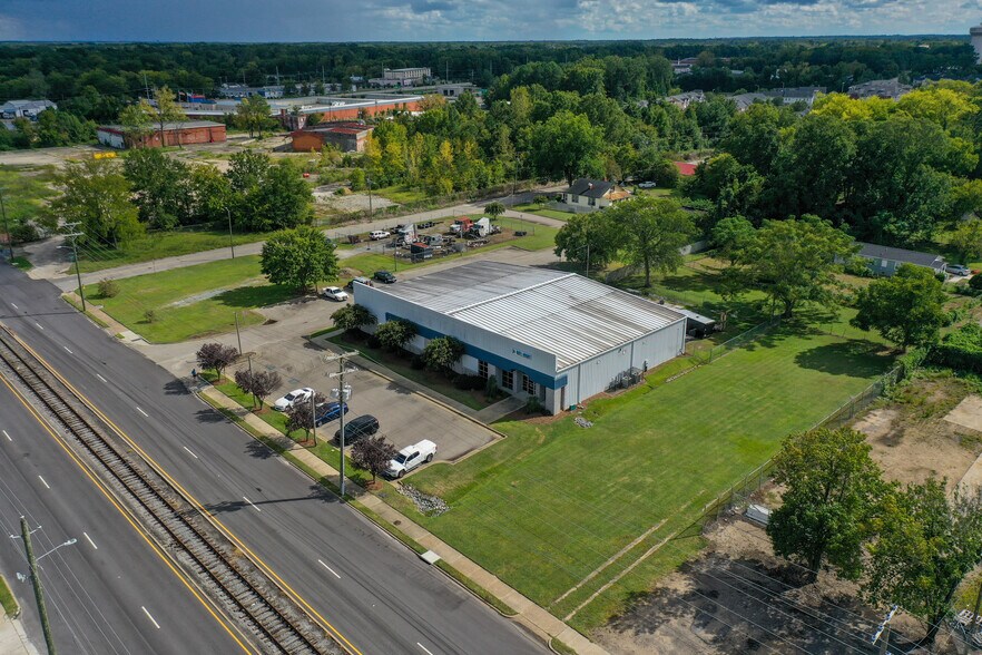 More Photos Of 552 E Russell St, Fayetteville Showroom For Sale