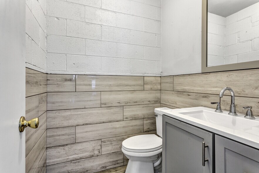 More Photos Of 770 Dayton St, Aurora Flex For Lease