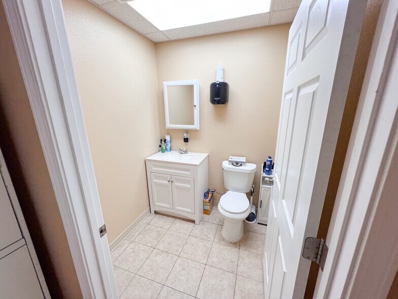 More Photos Of 140 Eaglehart Rd, Odessa Warehouse For Sale