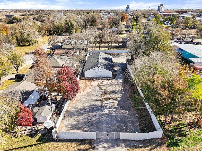 More Photos Of 115 N 8th St, Yukon Religious Facility For Sale