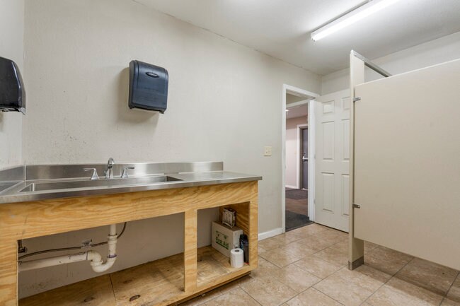 More Photos Of 1004 N Victor Ave, Tulsa Warehouse For Sale