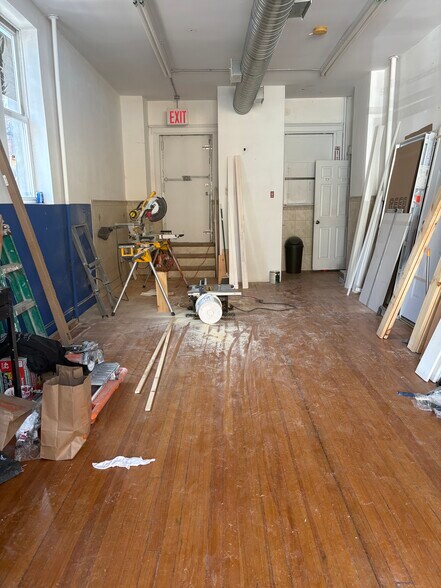 More Photos Of 98 Vreeland St, Staten Island Storefront Retail Residential For Lease