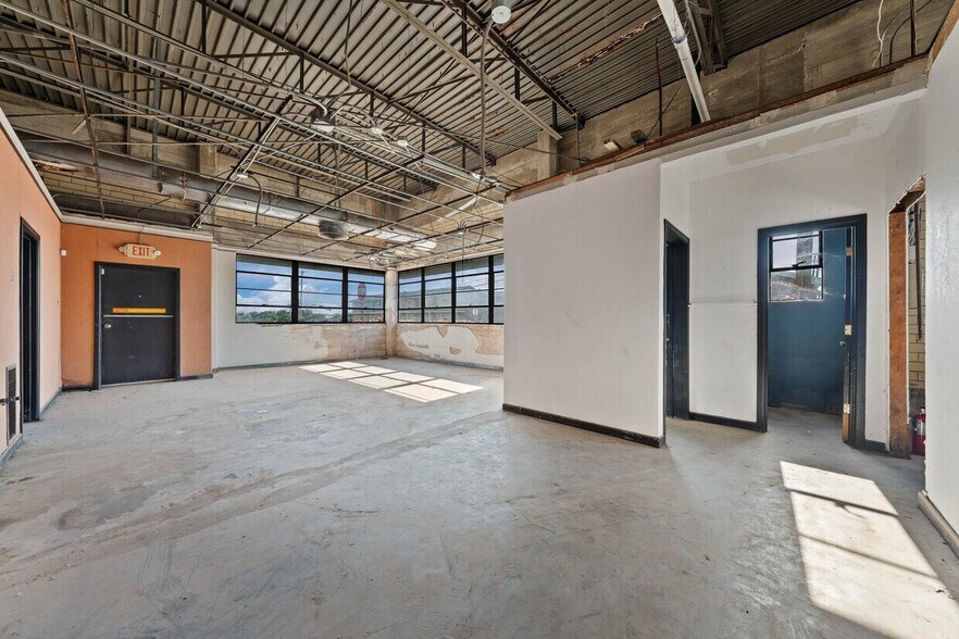 More Photos Of 657 Ruby Ave, Waco Showroom For Lease