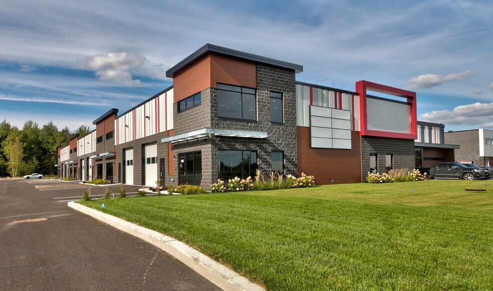 More Photos Of 1041 Rue Des Forges, Terrebonne Warehouse For Lease