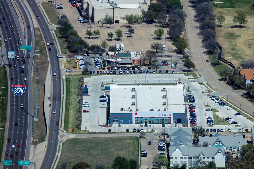 More Photos Of 5812 North Fwy, Fort Worth General Retail For Sale