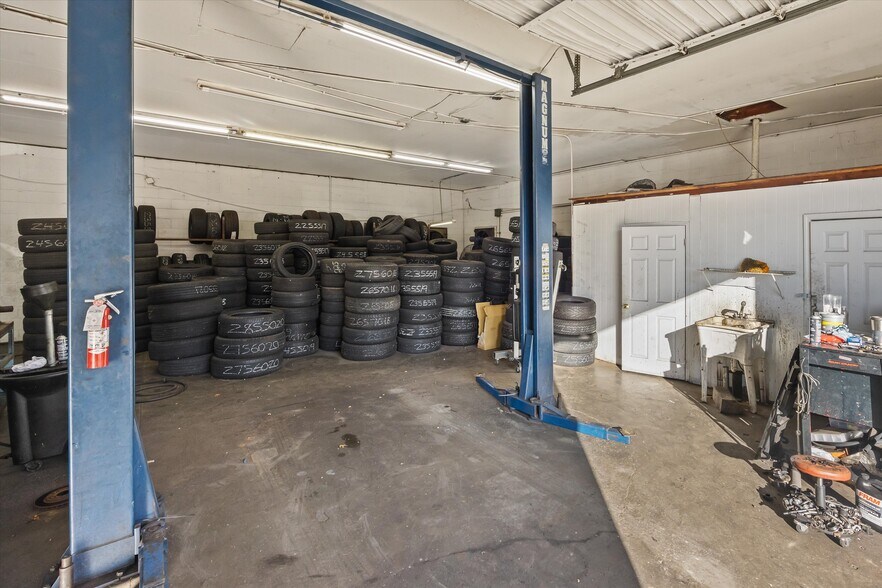 More Photos Of 2845 Western Ave, Knoxville Auto Repair For Sale