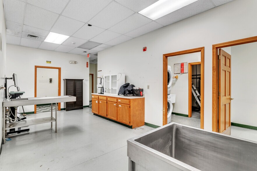 More Photos Of 1361 Memorial Dr, Chicopee Veterinarian Kennel For Lease