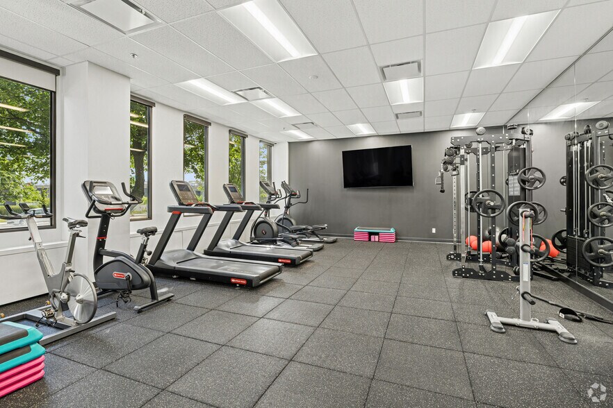 More Photos Of 100 Boul Alexis-Nihon, Montréal Office For Lease