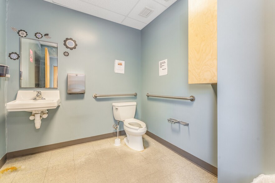 More Photos Of 320 S Main St, Phillipsburg Medical For Lease