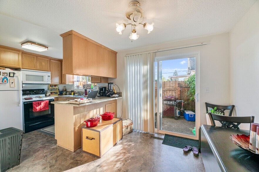 More Photos Of 437 Ash St, Central Point Apartments For Sale