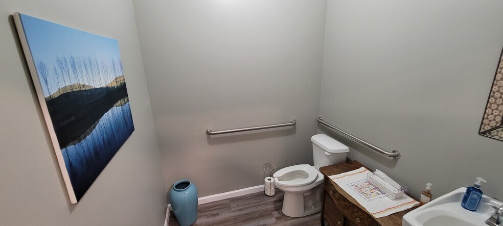 More Photos Of 202 Santa Fe Dr, Weatherford Storefront For Lease