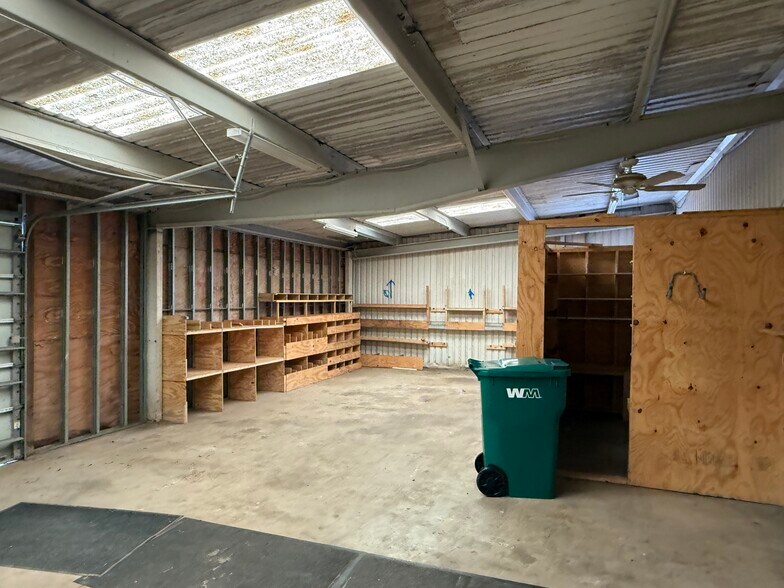 More Photos Of 1904 Hialeah Dr, Seabrook Light Manufacturing For Lease