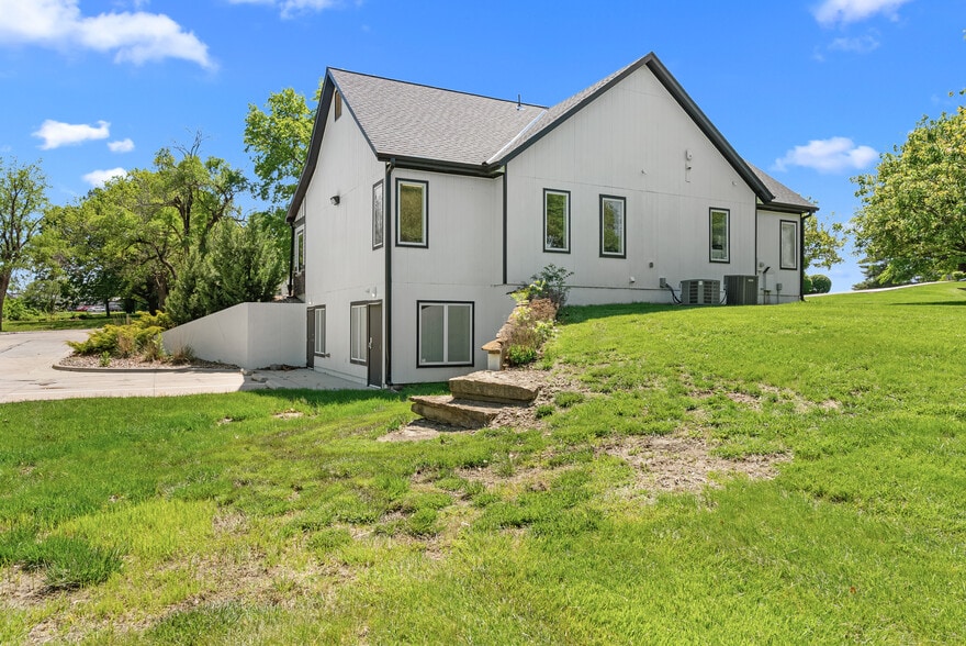 More Photos Of 10800 E 77th Ter, Raytown Medical For Sale