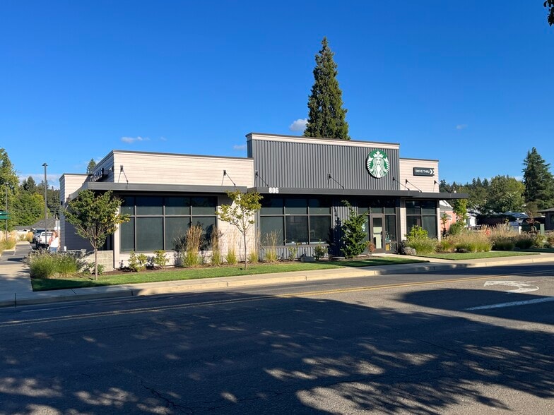 More Photos Of 806 N 1st St, Silverton General Retail For Sale