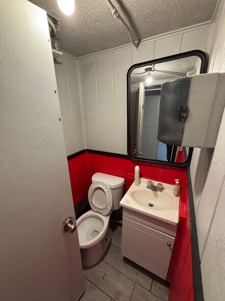 More Photos Of 518 E 34th St, Lubbock Bar For Sale