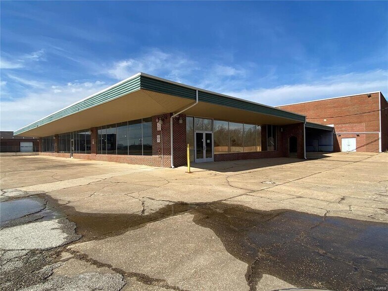 More Photos Of 512 Old Route 66, Saint Robert Showroom For Sale