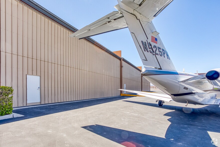 More Photos Of 1440 Jet Stream Dr, Henderson Airplane Hangar For Sale