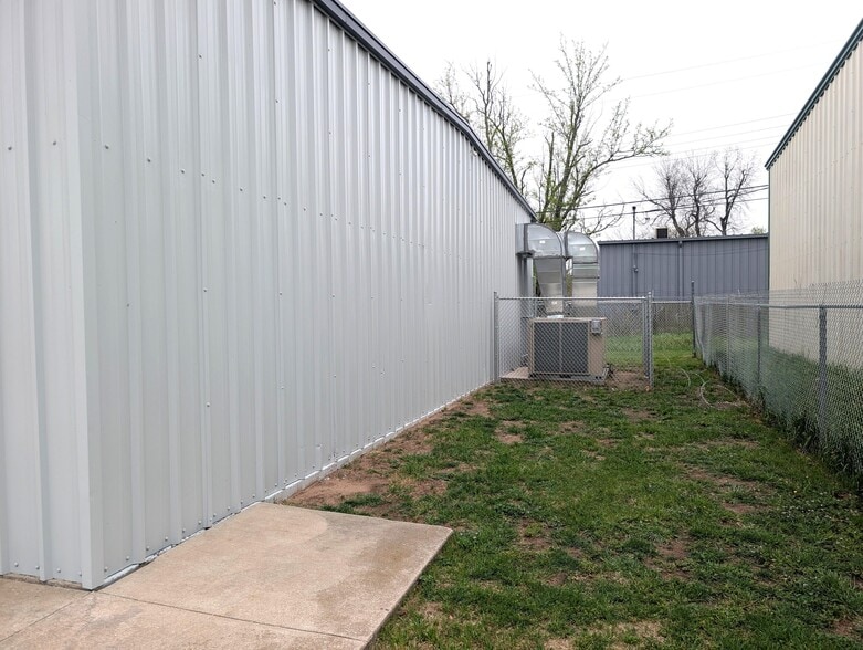 More Photos Of 2524 NW 2nd St, Oklahoma City Manufacturing For Sale