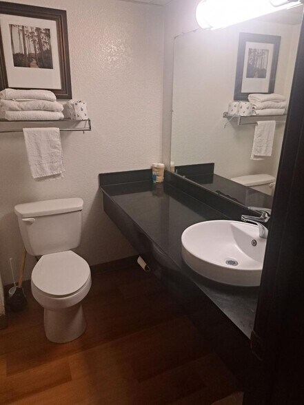 More Photos Of 1401 W US Highway 54, Pratt Hotel For Lease