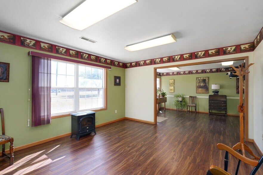 More Photos Of 11159 Lawrence 1163, Mount Vernon Veterinarian Kennel For Sale
