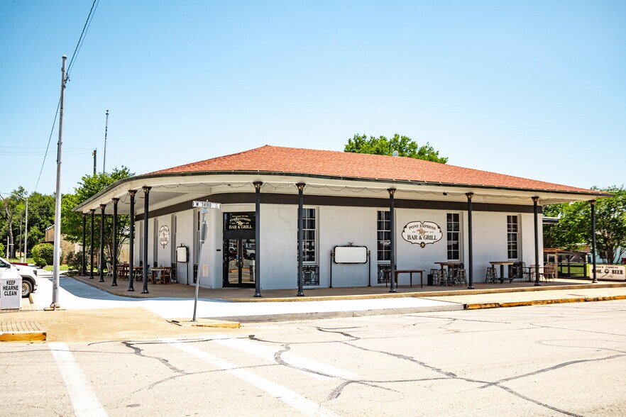 More Photos Of 302 S Magnolia St, Hearne Restaurant For Sale