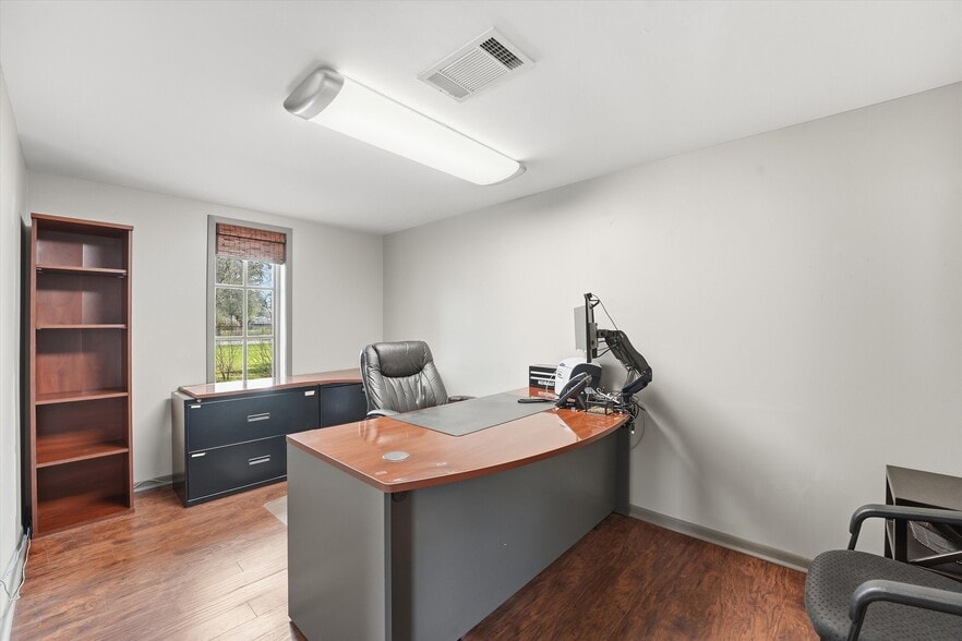 More Photos Of 14102 Pine Meadow Ln, Tomball Warehouse For Lease
