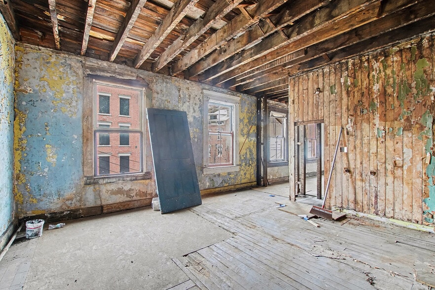 More Photos Of 2024 Mohawk Pl, Cincinnati Storefront Retail Residential For Sale