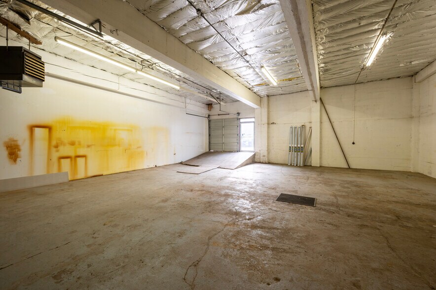 More Photos Of 1305 SE Grand Ave, Portland Storefront For Lease
