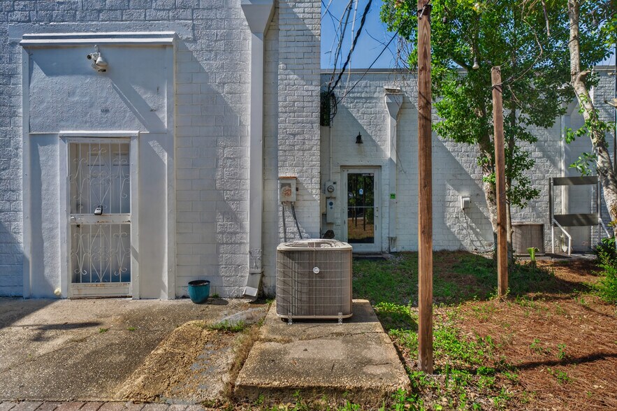 More Photos Of 142 & 144 US-98 Miracle Strip Pky, Fort Walton Beach Storefront For Sale