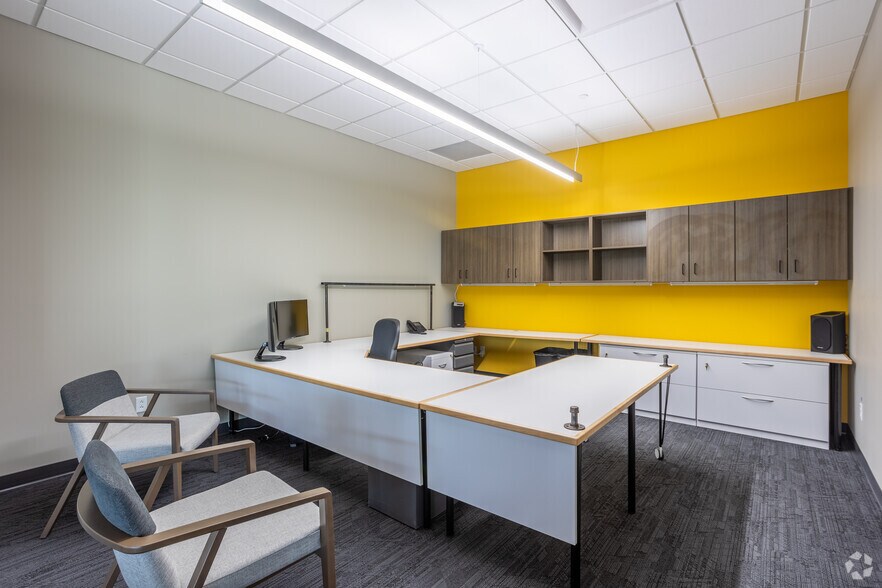 More Photos Of 1615 SE Cortina Dr, Ankeny Flex For Lease