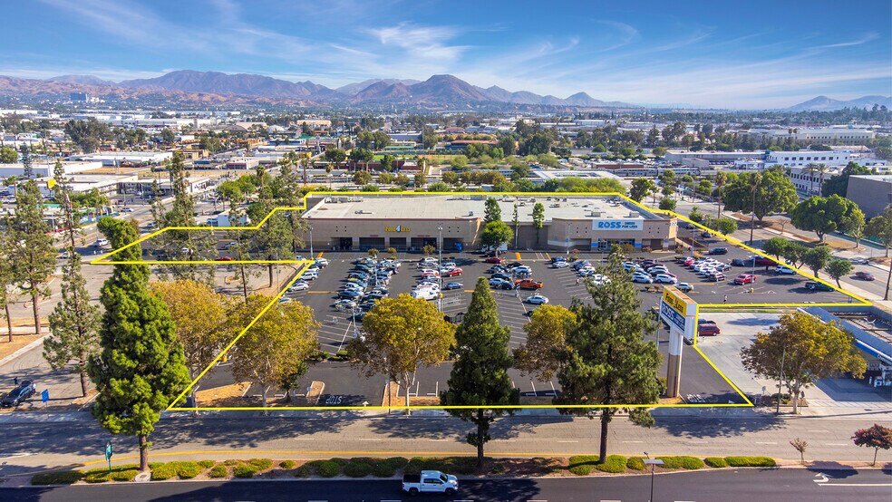 Primary Photo Of 555 W 2nd St, San Bernardino Supermarket For Sale