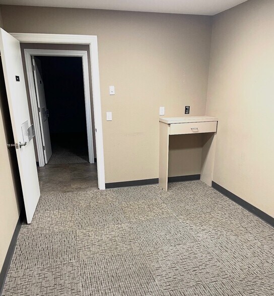 More Photos Of 1000 S West End St, Springdale Office For Lease