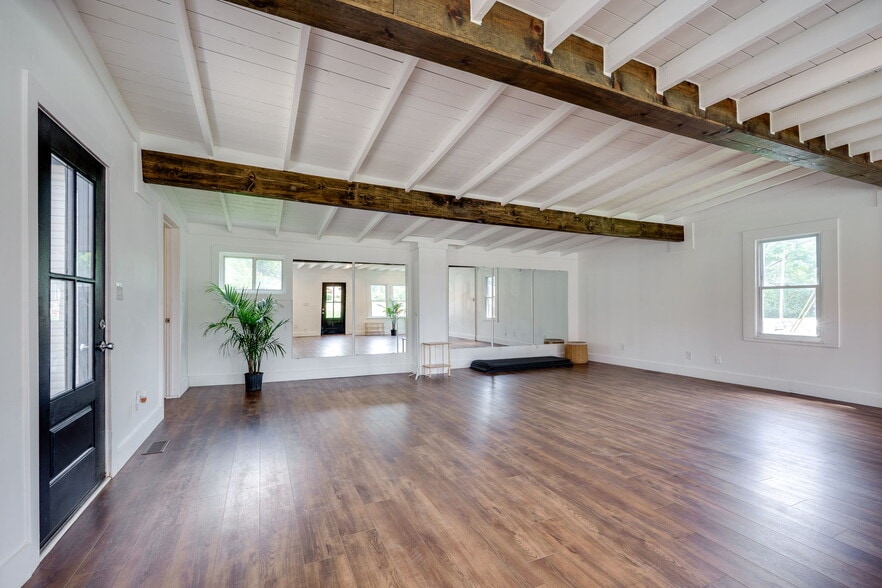 More Photos Of 520 N Broadway St, Lebanon Showroom For Sale