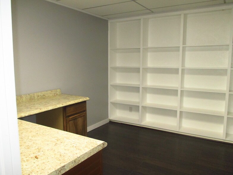 More Photos Of 1018 W Main St, Arlington Office For Lease