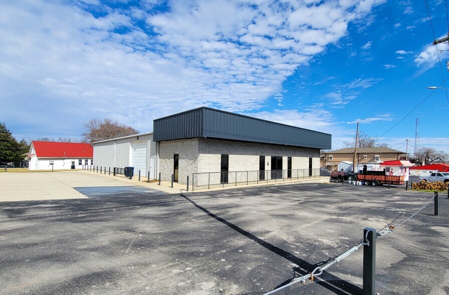 More Photos Of 326 W Broad St, Smithville Flex For Sale