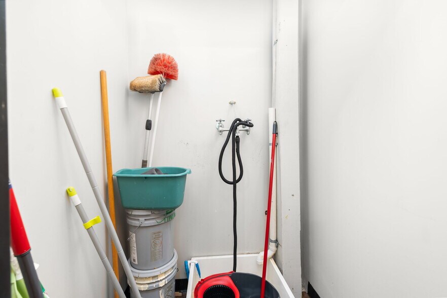 More Photos Of 111 Bank St, Oxford Sports And Entertainment For Lease