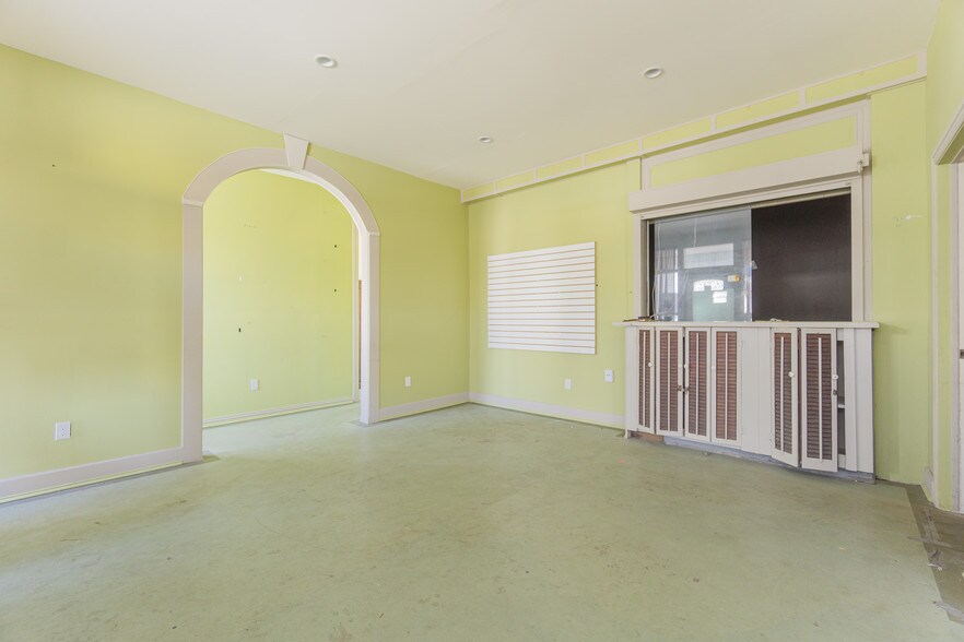 More Photos Of 2415 Church St, Galveston Light Distribution For Lease