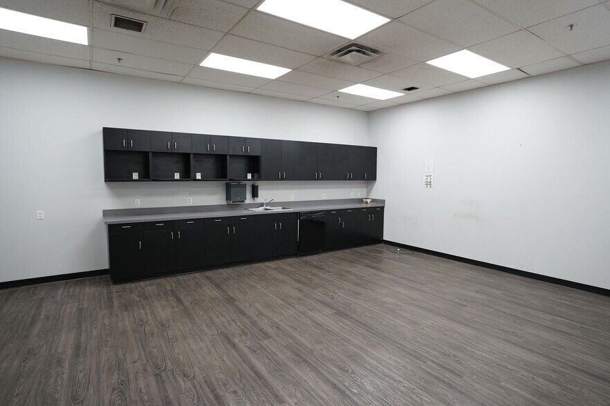 More Photos Of 18410 118A Av NW, Edmonton Warehouse For Lease