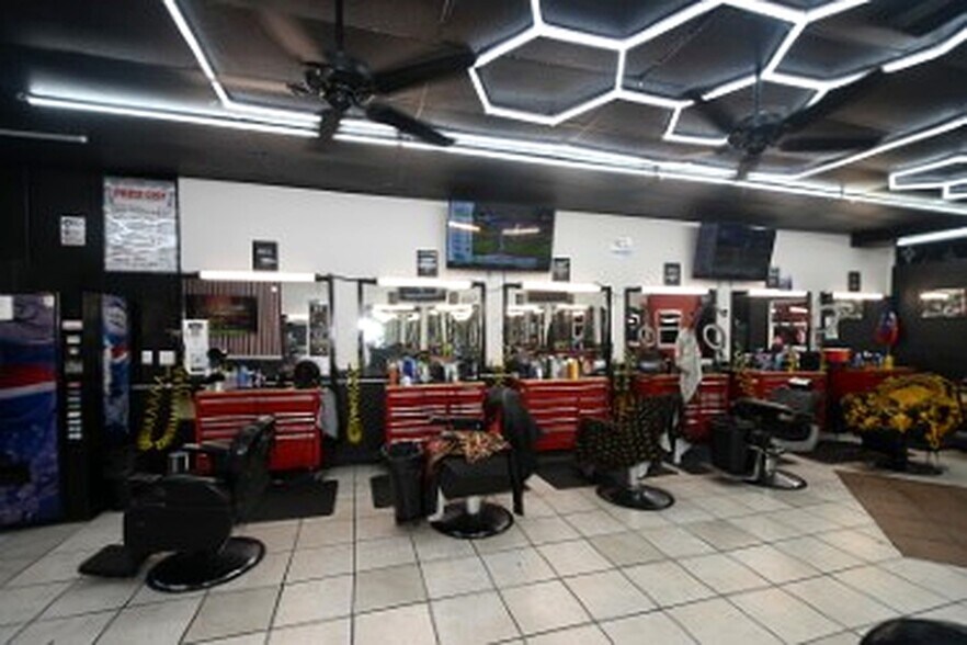 More Photos Of 2711 N Pine Hills Rd, Orlando Storefront For Sale