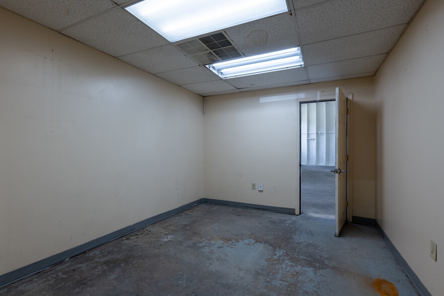 More Photos Of 127 Thompson St, Pittsboro Auto Repair For Lease