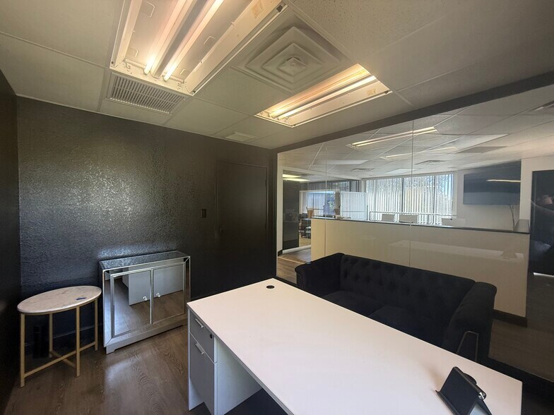 More Photos Of 325 W Melinda Ln, Phoenix Manufacturing For Lease