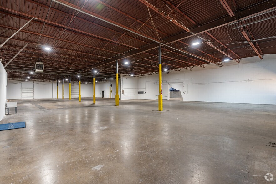 More Photos Of 712-740 W Mockingbird Ln, Dallas Warehouse For Lease