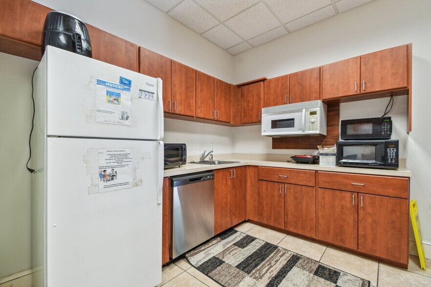 More Photos Of 10901 Danka Cir N, Saint Petersburg Office For Sale